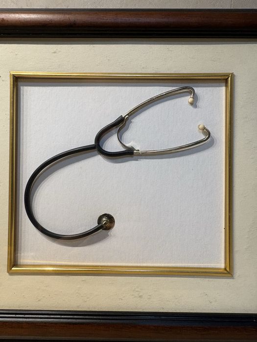 Quadro com miniatura de um estetoscópio em prata portuguesa
