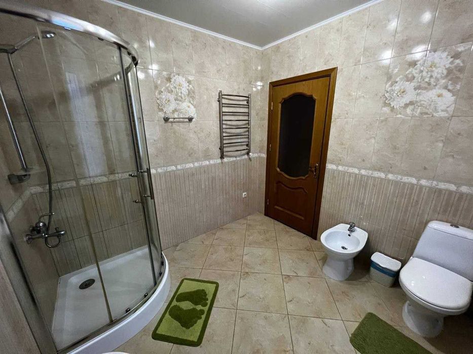 Будинок в Карпатах під лісом