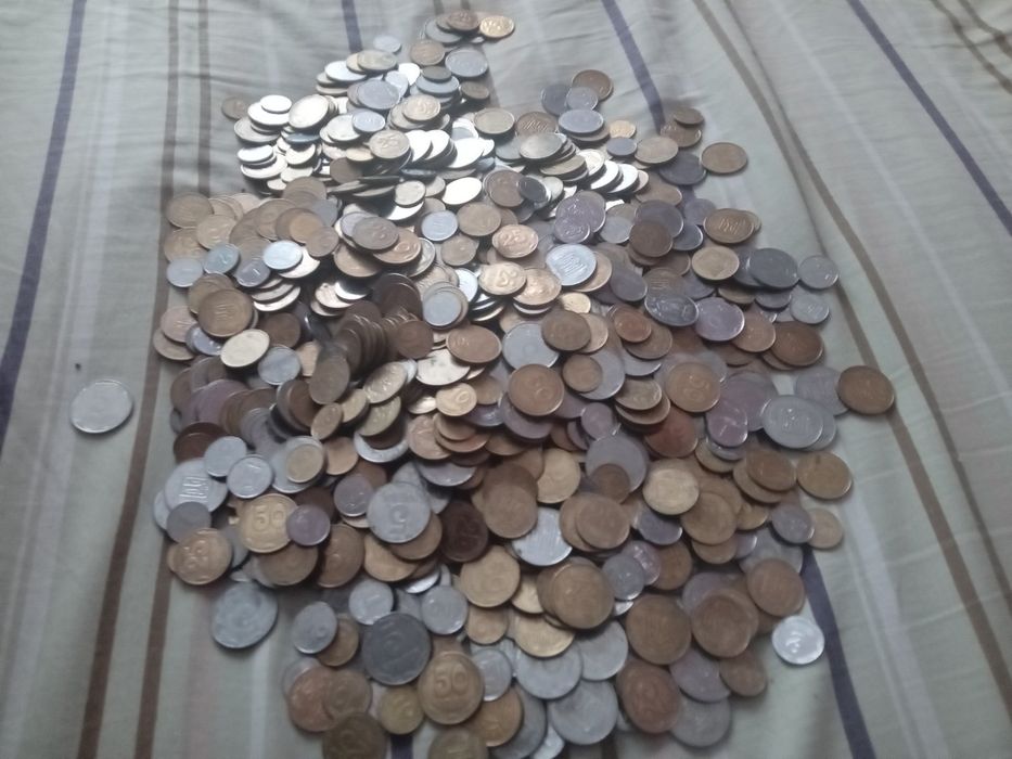 Продам монети України