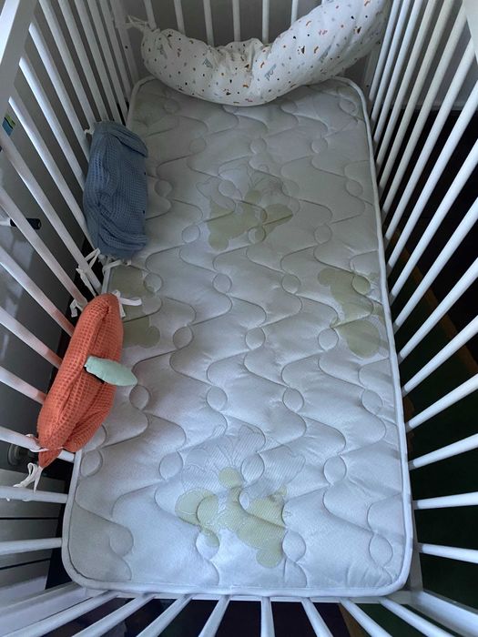 Cama de grades para bebé com colchão