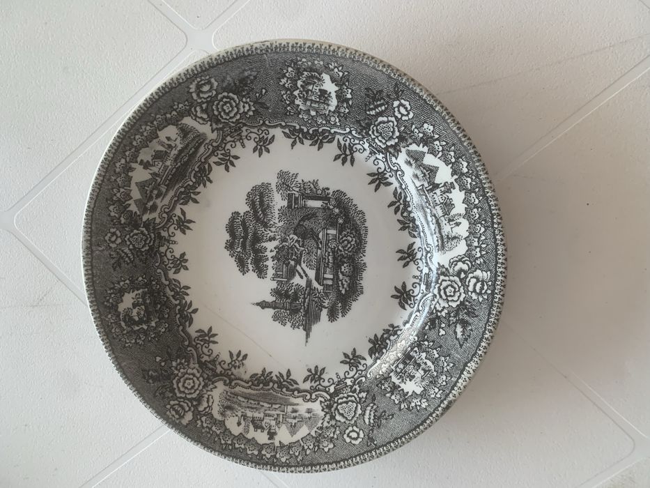 Prato Estatua loiça de sacavem 18,5 cm