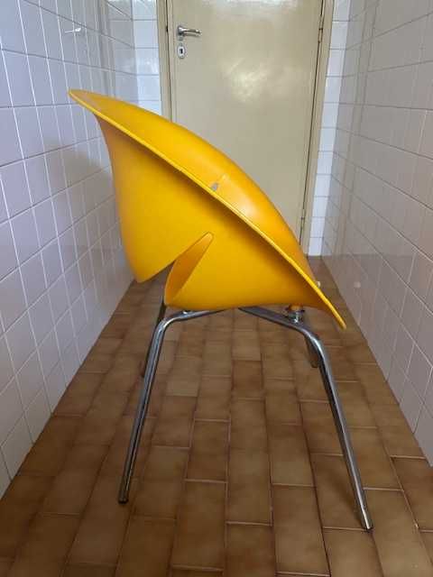 Cadeira laranja com pés metálicos