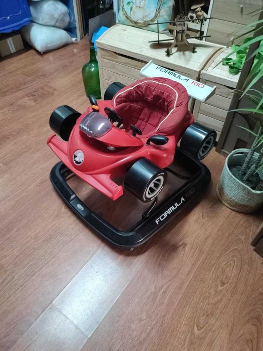 Andarilho em forma de carro de corrida