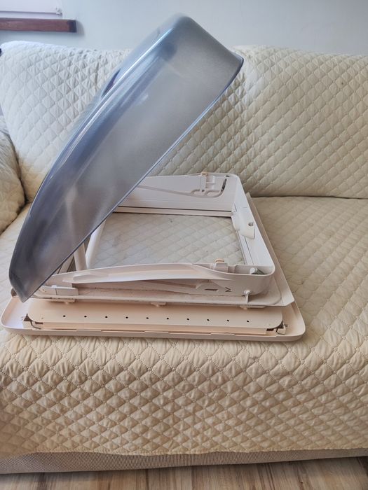 Okno dachowe  świetlik do kempingu, kampera