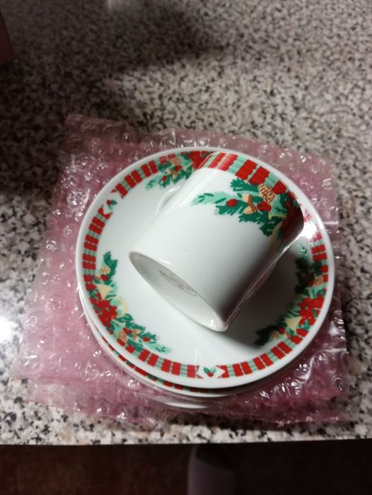 Chavenas de café e respectivos pratos