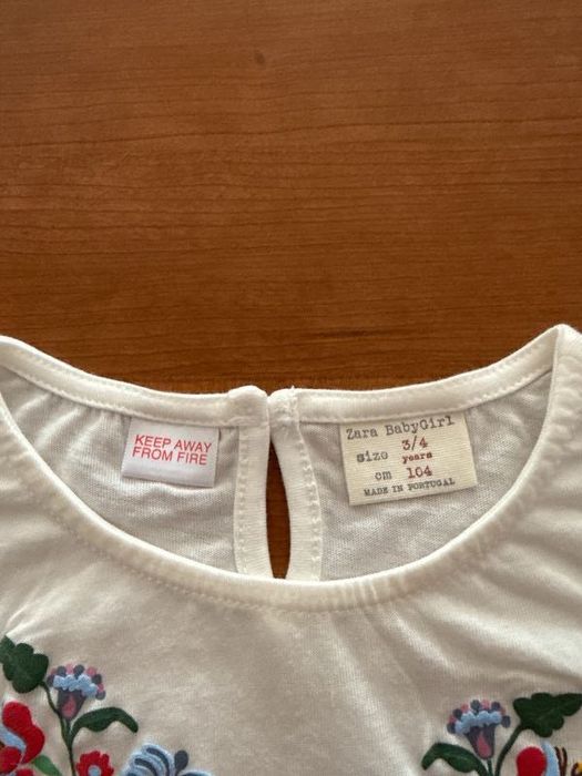 Camisola de menina nova por estrear