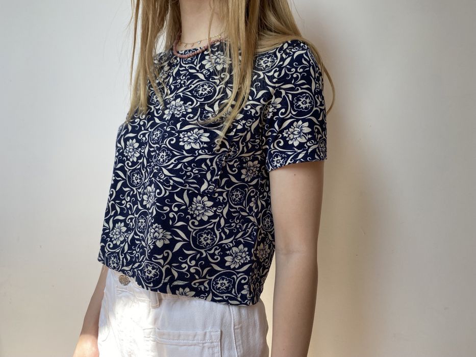 Koszulka crop top t-shirt w kwiaty z kieszonką Glamorous S 36