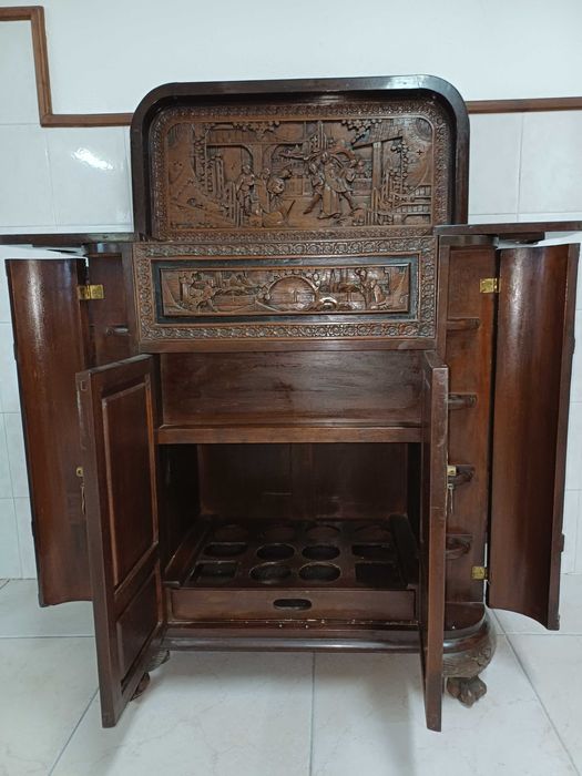 Bar estilo Chinês antigo em madeira maciça. Excelente estado de conservação