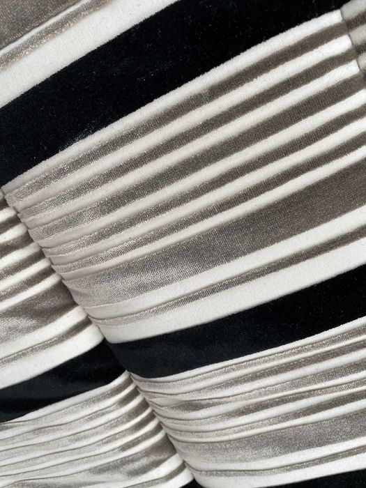 Chaise Longue Ajustável em Veludo Listrado e Estrutura Cromada