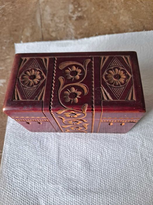 Stara drewniana kasetka, szkatułka pięknie rzeźbiona i zdobiona.