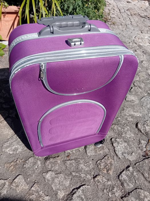 Vendo mala de porão das grandes.