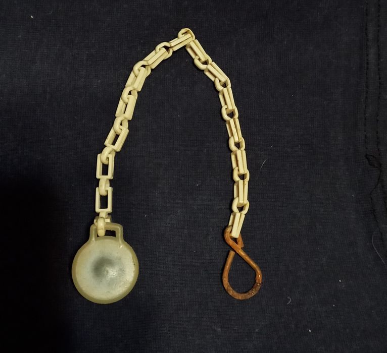 Крышечка 2см диамтр с цепочкой б/у