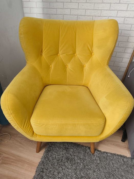 Żółty fotel do salonu
