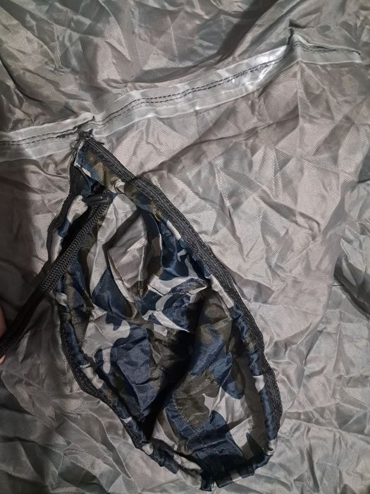 камуфльований дощовик-пончо.