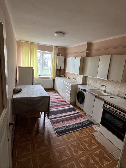 Здається 2-ох кімнатна квартира в Золочеві біля ринку