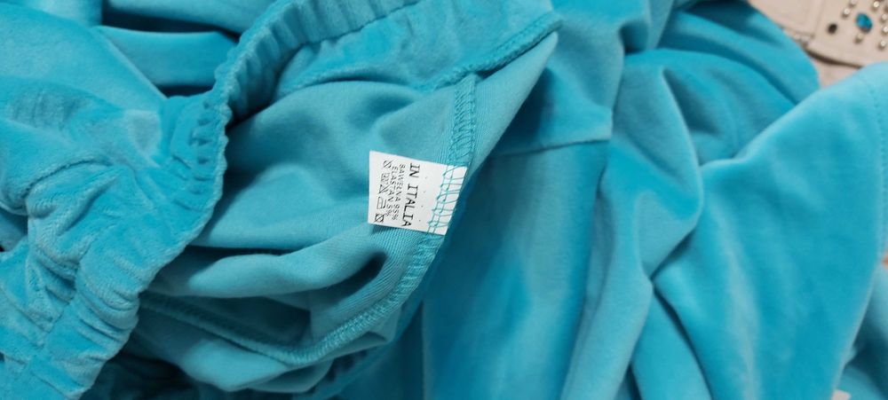 Dres z weluru w kolorze lazurowym, bluza zapinana z kapturem.
