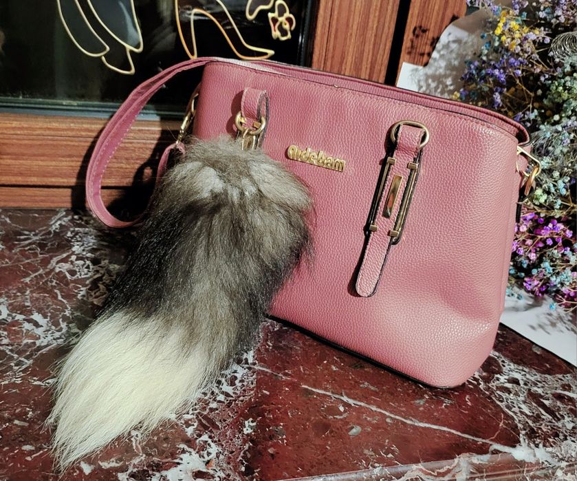 брелки-хвосты и хвосты на шлем и на сумку