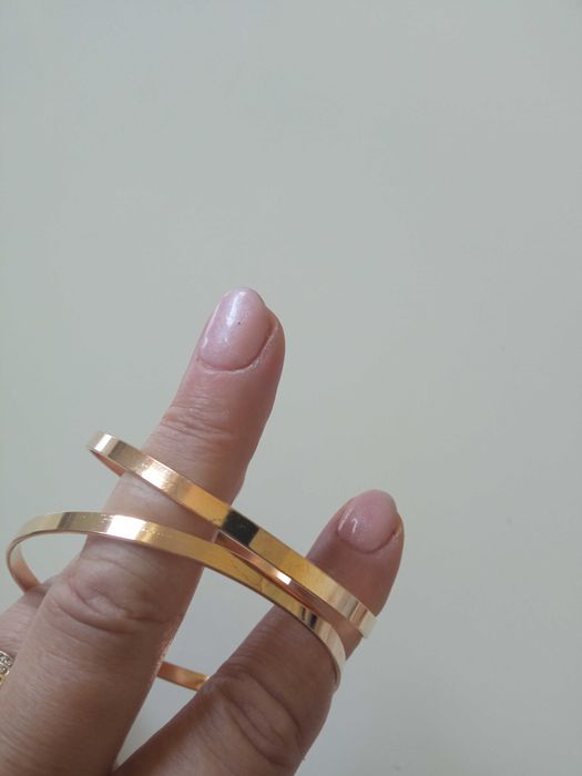 2 szt bransoletek gładkie płaskie w kolorze złotym śred. około 7cm