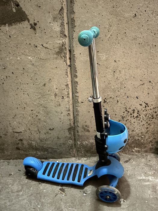 Hulajnoga trzykolowa niebieska biedronka ze swiecacymi kola