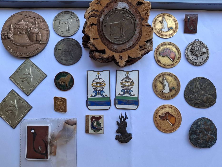 Colecção de 44 medalhas de bronze, pins, alfinetes, etc
