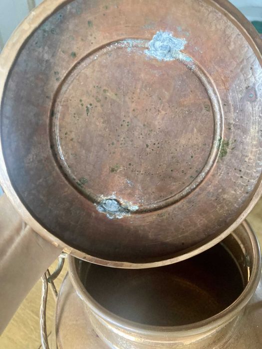 Pote Antigo de Três Pés em Cobre com Asa