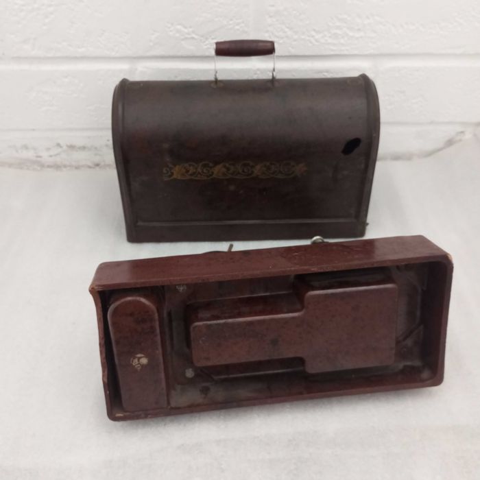 Детская швейная машинка СССР ( на запчасти) .