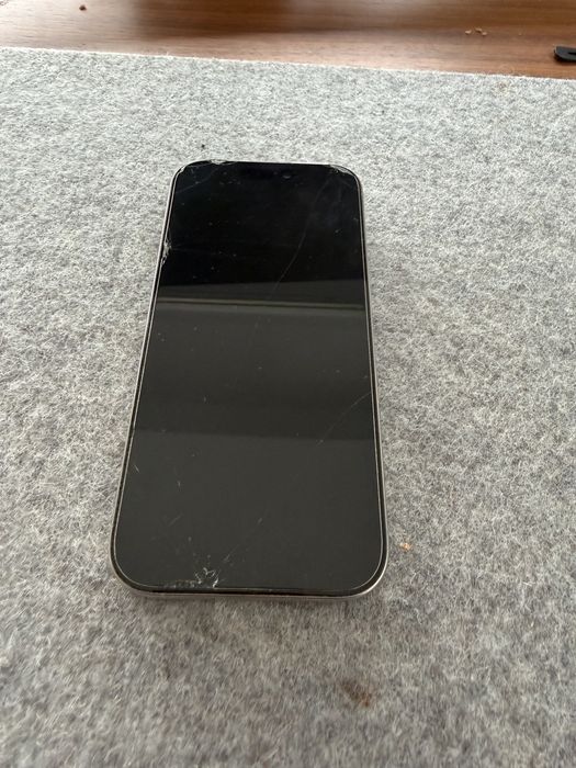 Iphone 16 pro em prateado