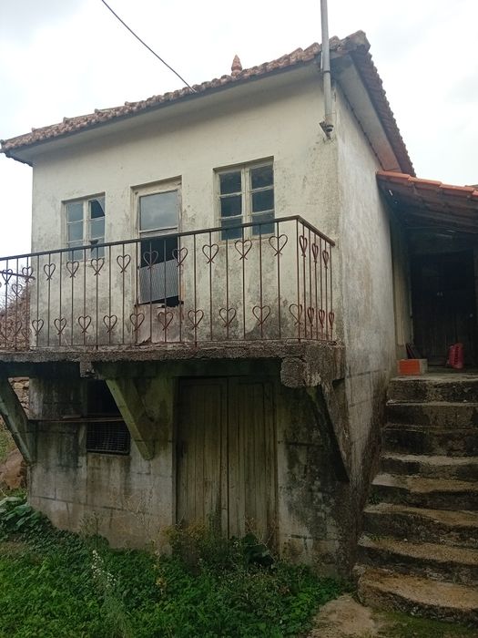Quinteiro com 5 casas  1 habitavel , 1 semi habitável e 3 para restauro . Com terreno .