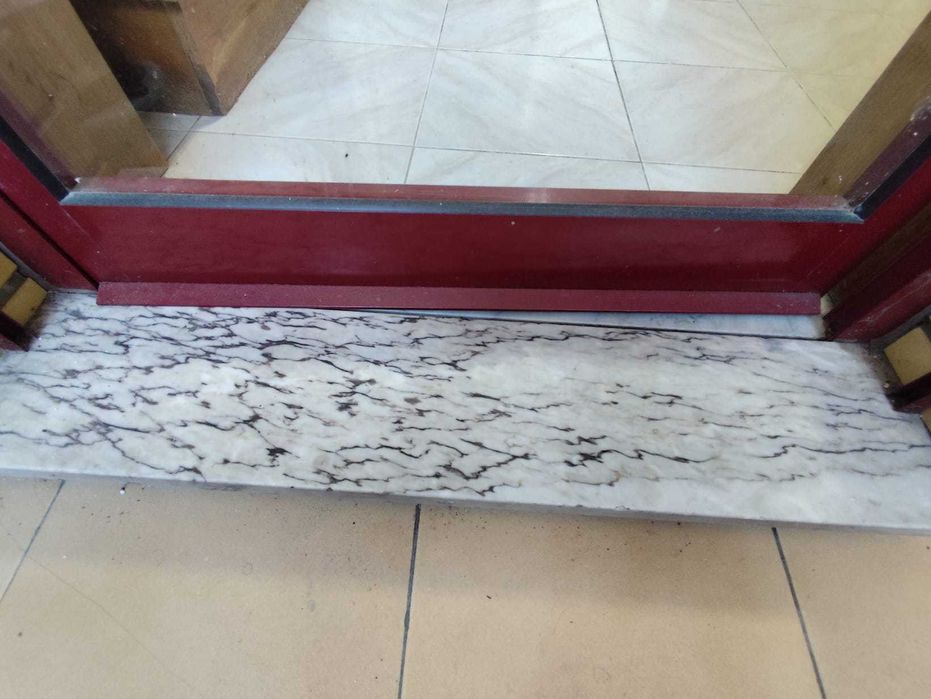 Porta de Marquise em alumínio vermelho