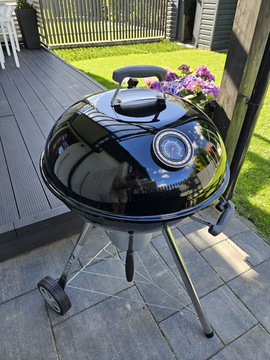 Grill z pokrywą i popielnikiem