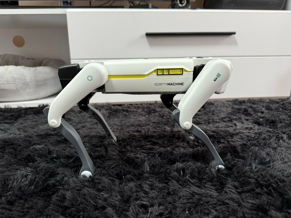 Робот собака даёт лапу бегает пртседает отжимается сПультом управления