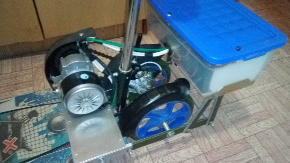 Электросамокат трёхколёсный