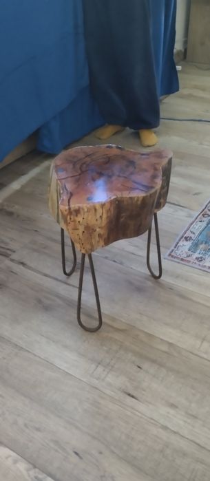 Stolik z brzozy żywica