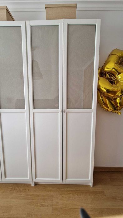 IKEA Billy com portas vidro