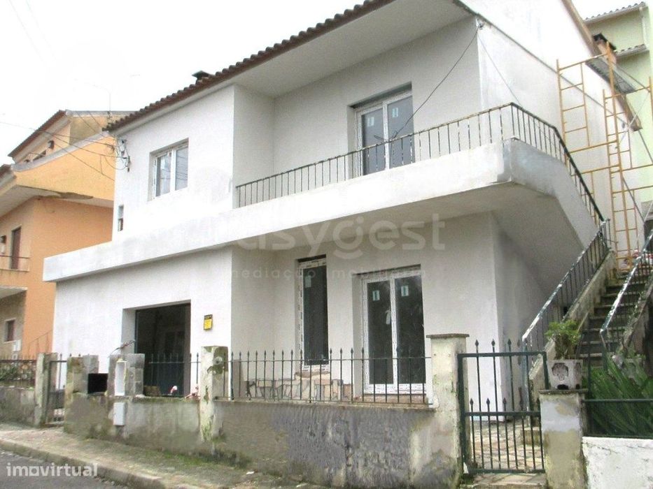 Moradia T3+1 Totalmente Remodelada em Torres Vedras