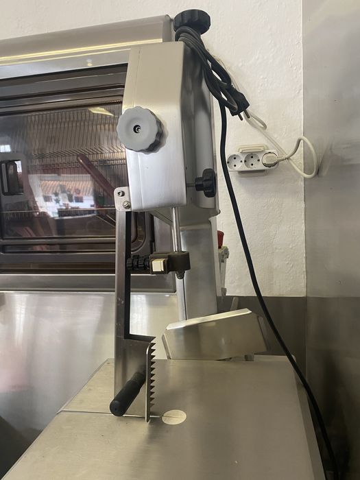 Serra de fita de cortar peixe ou carne e Hamburgueira