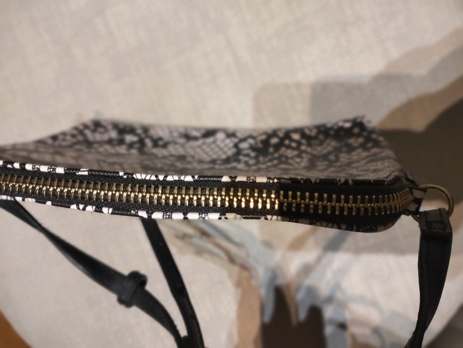 Carteira Vitória secret de tiracolo