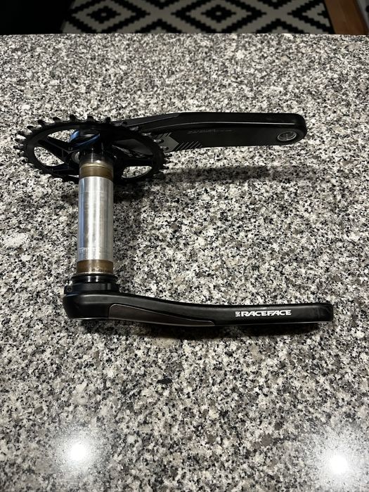 Pedaleiro Carbono Raceface com prato 32 incluido