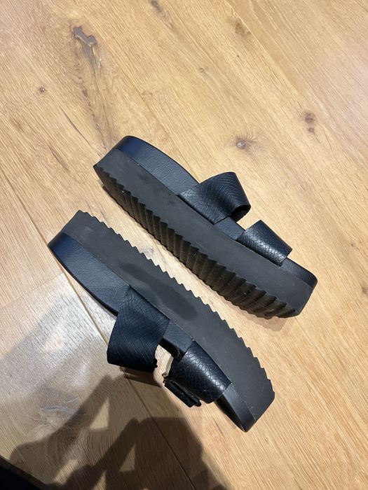 Lekkie czarne klapki na wysokiej platformie H&M divided