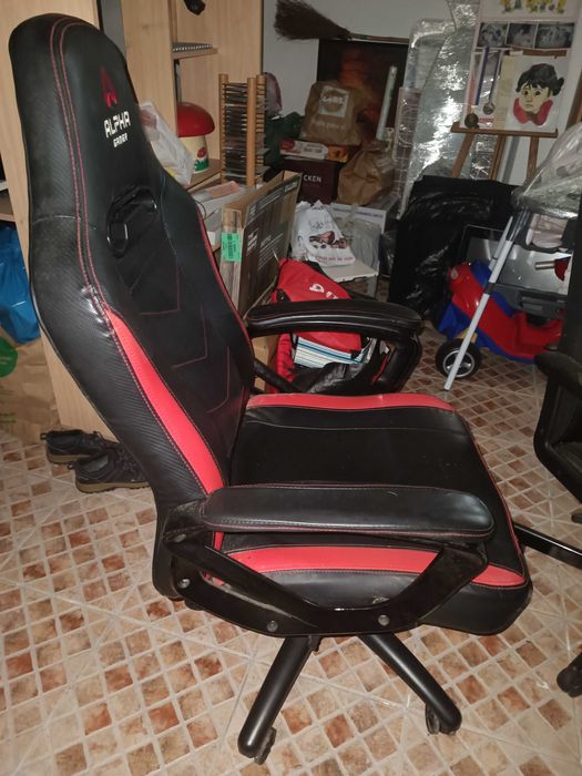 Cadeira Gaming em pele como nova. Custa 135€ na Worten.