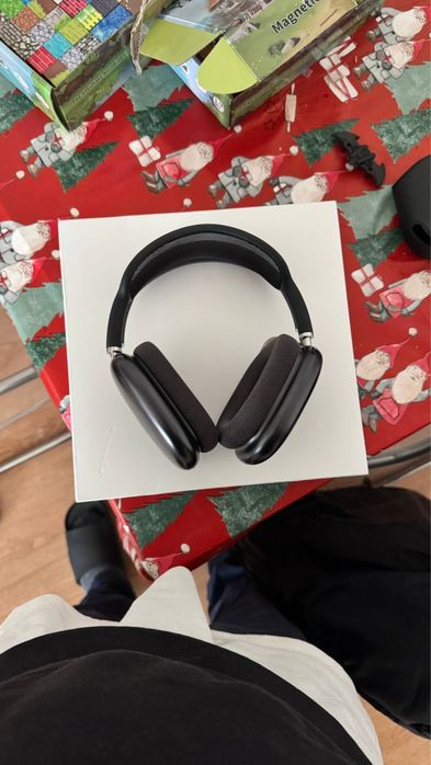 Airpods Max pretos com caixa