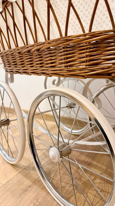 wiklinowy wózek dla lalek w stylu retro