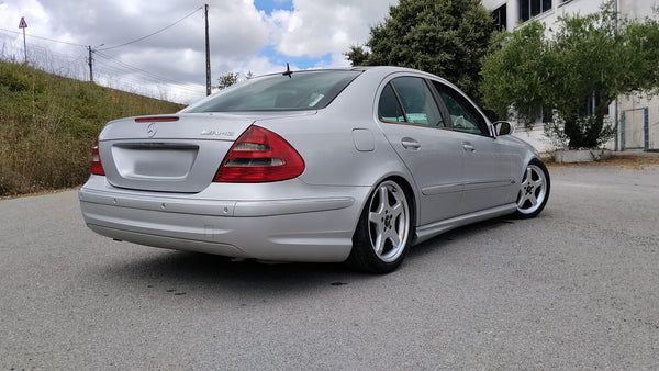 Mercedes-Benz E 270 W211 AMG (painel fotovoltaico panorâmico)
