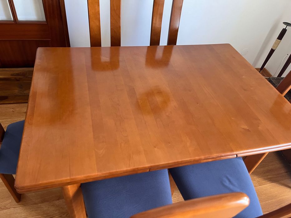 Vendo - Mesa de jantar c/ 6 cadeiras (Madeira de cerejeira)