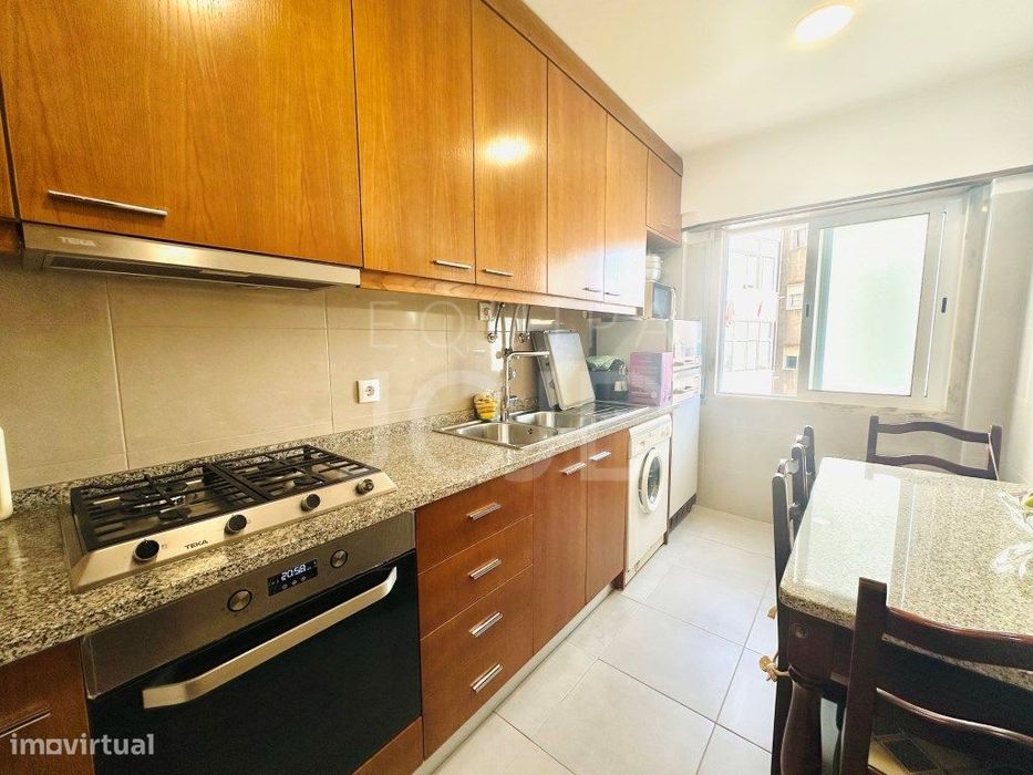 Apartamento T2 Renovado com Varanda e Elevador | Entrecampos, Lisboa
