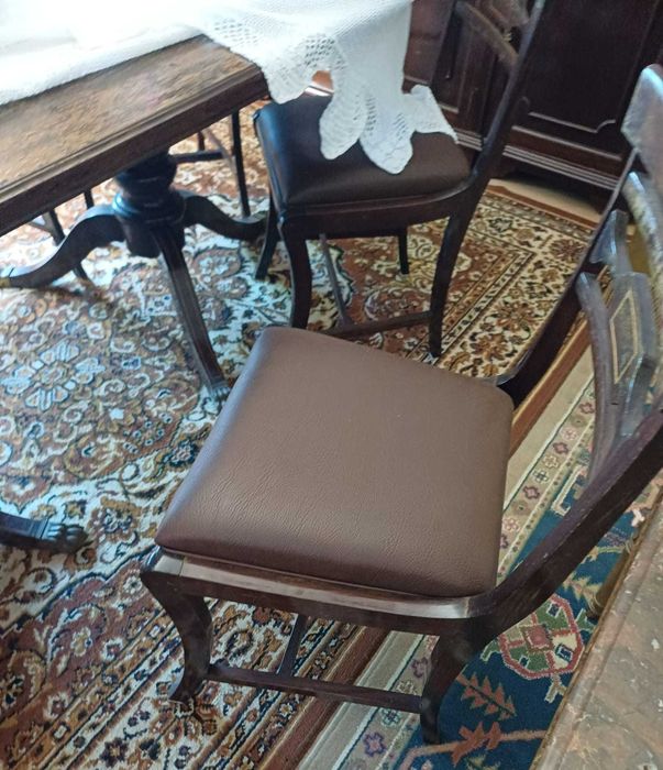Mesa grande, com 6 cadeiras, de sala de jantar