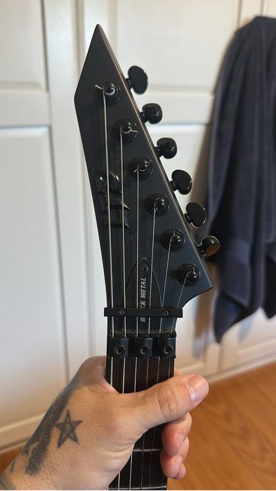 Guitarra Ltd Black Metal