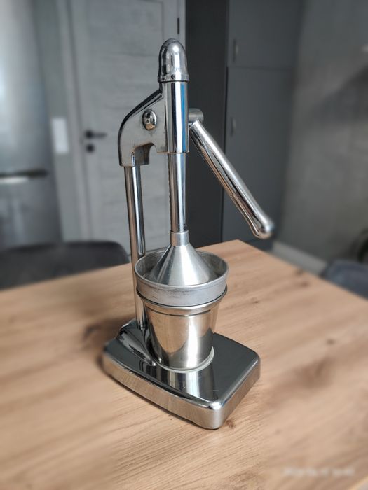 Соковитискач для цитрусів