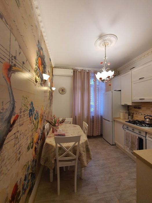 Продаж 3 к. квартири з новим ремонтом!Сталінка!!!