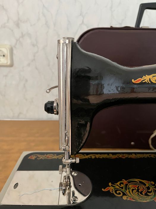 Швейная машинка с электроприводом. Рабочая.